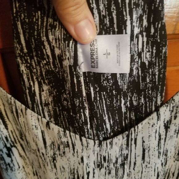 Express.  Loose-fitting spaghetti strap blouse.  L - Picture 6 of 6
